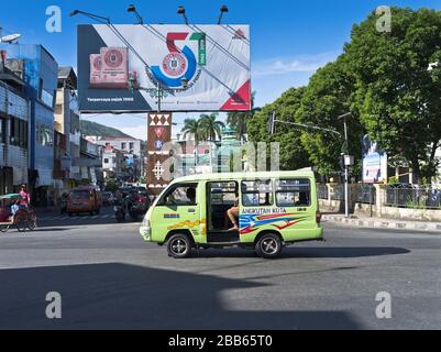 dh trasporto indonesiano van AMBON MALUKU INDONESIA Minibus città Cross strade traffico asiatico bus Foto Stock