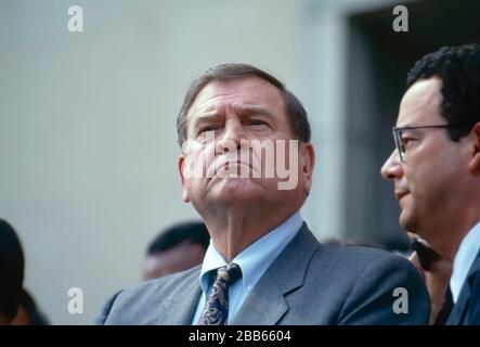 Washington, DC. USA, 10 giugno, 1994US Rappresentante Dan Rostenkowski(L) D-il ed ex presidente della House Ways and mezzo Comitato proclama la sua innocenza a giornalisti al di fuori del Tribunale federale. Rostenkowski è stato arraignito su 17 conti di corruzione, e lui e il suo avvocato hanno promesso di mettere in su una difesa vigorosa. Credito: Mark Reinstein/MediaPunch Foto Stock