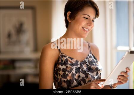 Due felice giovane donna parlare di lavoro. Foto Stock