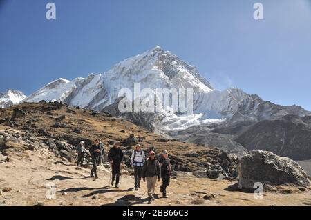 Escursionisti su Everest base Camp Trail, Himalaya, Nepal Foto Stock