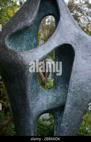 Figura per il paesaggio 1959-60 scultura di bronzo al Museo Barbara Hepworth & Giardino della scultura, collina di Barmezzogiorno, Saint Ives TR26 1AD Foto Stock