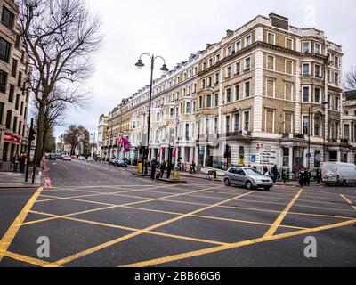 Londra 2018 18 marzo Regno Unito: L'automobile si è fermata a un cartello di stop in un incrocio stradale nel centro di Londra Foto Stock