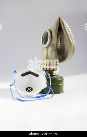 respiratore e vecchia maschera di gas. concetto di pace e guerra. un mezzo di protezione contro le armi chimiche e virologiche. verticale Foto Stock