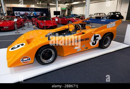 Vista frontale di tre quarti della McLaren M8D, vincitrice del CAN-am di Denny Hulme, parte di uno speciale omaggio a Bruce McLaren al London Classic Car Show 2020 Foto Stock