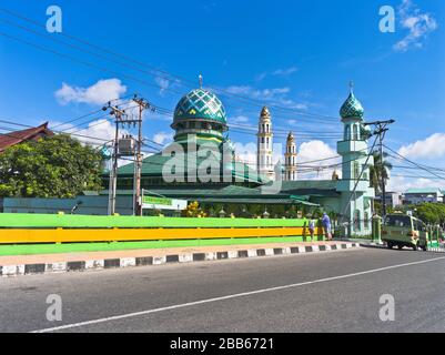 dh Masjid Jami moschea Asia AMBON MALUKU INDONESIA Dome minareto torre turistica coppia persone indonesiana islamica architettura edificio musulmano Foto Stock