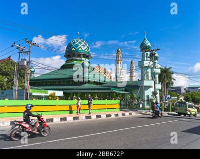 dh Masjid Jami moschea Asia AMBON MALUKU INDONESIA cupola islamica minaret torre turistica coppia persone moto indonesiano architettura musulmana torri Foto Stock