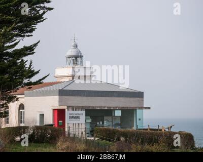 Faro di Punta Silla e Centro visitatori del Parco Naturale di Oyambre a San Vicente de la Barquera, Cantabria, Spagna Foto Stock