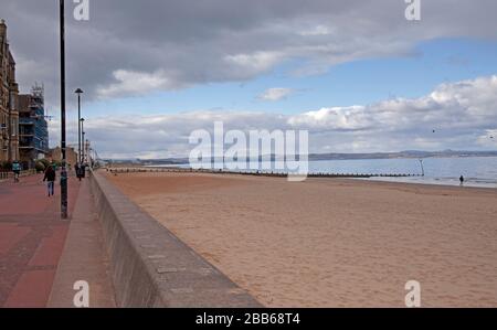 Portobello, Edimburgo, Scozia, Regno Unito. 30 Marzo 2020. Tempo, pomeriggio nuvoloso in spiaggia molto tranquilla e passeggiata con doccia a pioggia occasionale. Foto Stock