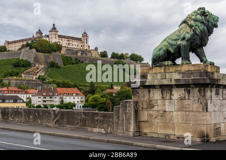 Il principale e la fortezza di Marienberg a Würzburg Foto Stock