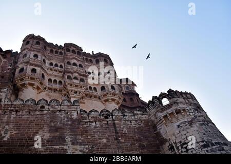 Forte di Mehrangarh, una fortezza situata vicino Jodhpur nello stato federato di Rajasthan, India. La struttura fu costruita a partire dal 1458. Foto Stock