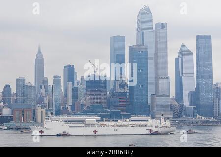 USNS Comfort NYC - la natura Madre si aggiunge al somer mood mentre il US Naval Hospital Ship Comfort arriva a Manhattan a New York City. Visto qui Foto Stock