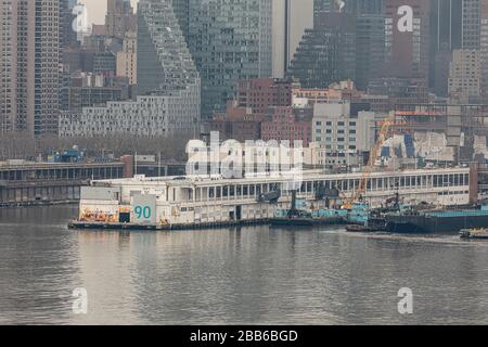 USNS Comfort NYC - il Molo 90 attende l'arrivo dell'US Naval Hospital Ship Comfort Manhattan a New York City. Foto Stock