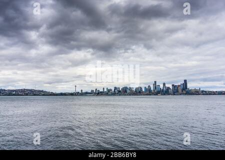 Le nuvole di tempesta scure si avvolgono sullo skyline di Seattle. Foto Stock