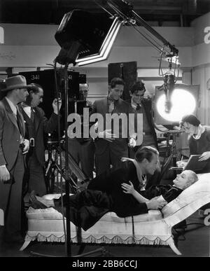 Regista VICTOR HALPERIN con equipaggio di film su set candid con RANDOLPH SCOTT e CAROLE LOMBARD Filming Love scene per SOPRANNATURALE 1933 costume design TRAVIS BANTON produttori EDWARD e VICTOR HALPERIN Paramount Pictures Foto Stock