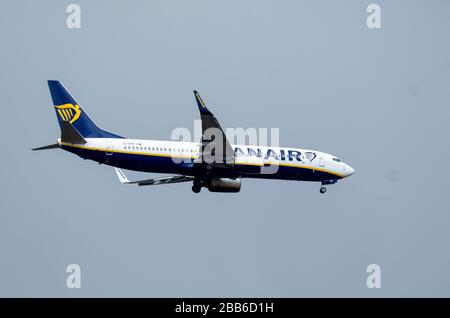 Ryanair Boeing 737-8AS di avvicinamento all'Aeroporto di Edimburgo. Foto Stock