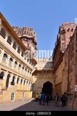 Forte di Mehrangarh, una fortezza situata vicino Jodhpur nello stato federato di Rajasthan, India. La struttura fu costruita a partire dal 1458. Foto Stock