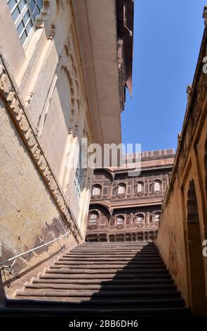 Forte di Mehrangarh, una fortezza situata vicino Jodhpur nello stato federato di Rajasthan, India. La struttura fu costruita a partire dal 1458. Foto Stock