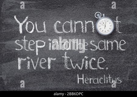 Non si può entrare due volte nello stesso fiume - citazione dell'antico filosofo greco Heraclitus scritto su lavagna con cronometro vintage invece di o Foto Stock