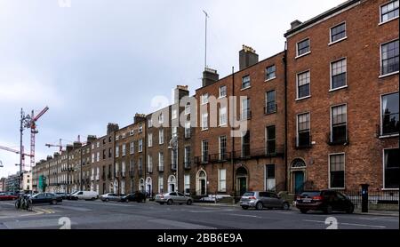 Gli edifici georgiani di Fitzwilliam Square e Fitzwilliam Street a Dublino, Irlanda, sono stati costruiti originariamente nella 1790s. Foto Stock