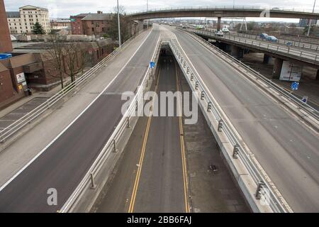 Glasgow, Regno Unito. 30th Mar, 2020. Nella foto: L'autostrada M8 che passa sopra il Kingston Bridge, il ponte degli affari della Scozia, è vista con luce libera e traffico libero che normalmente sarebbe bloccato in un ingorgo. Il Kingston Bridge gestisce normalmente 150.000 veicoli al giorno in normali operazioni, tuttavia, a causa del blocco impostato dal governo britannico, il numero di veicoli è diminuito notevolmente. Credito: Colin Fisher/Alamy Live News Foto Stock