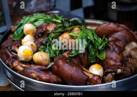 un piatto con prodotti per zuppa. Carne affumicata e uova sode con verdure. Ingredienti per zuppa. Foto Stock