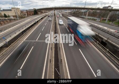 Glasgow, Regno Unito. 30th Mar, 2020. Nella foto: L'autostrada M8 che passa sopra il Kingston Bridge, il ponte degli affari della Scozia, è vista con luce libera e traffico libero che normalmente sarebbe bloccato in un ingorgo. Il Kingston Bridge gestisce normalmente 150.000 veicoli al giorno in normali operazioni, tuttavia, a causa del blocco impostato dal governo britannico, il numero di veicoli è diminuito notevolmente. Credito: Colin Fisher/Alamy Live News Foto Stock