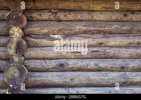 Sfondo in legno. Vecchio muro di legno di una casa rustica con texture. Foto Stock