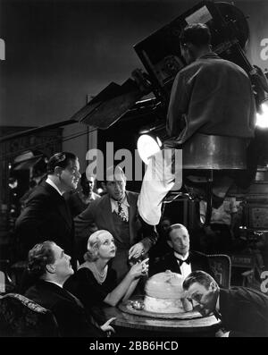 ALLAN DINEHART e il direttore VICTOR HESPERIN su candid insieme con WILLIAM FARNUM CAROLE LOMBARD H.B. WARNER e RANDOLPH SCOTT e l'equipaggio filmano la scena di Seance per il regista SOPRANNATURALE Victor HESPERIN costume design TRAVIS BANTON produttori EDWARD e VICTOR HESPERIN Paramount Pictures Foto Stock