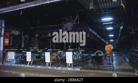 PATTAYA, TAILANDIA - 20 MARZO 2020: Empty Deserted Walking Street. Isolamento quarantena blocco. Epidemia di coronavirus sars-COV-2 covid-19 2019-ncov. Foto Stock