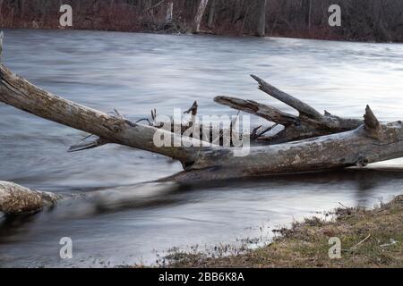 Una lunga esposizione scattata al Saranac River Trail, Plattsburgh, New York. Foto Stock