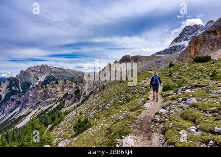 Escursioni uomo nelle Dolomiti, Parco Naturale Fanes-Sennes-Braies, Alto Adige, Italia Foto Stock