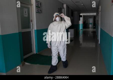 Kathmandu, Nepal. 29th Mar, 2020. Un operatore sanitario che indossa dispositivi di protezione individuale (PPE) che cammina all'interno dell'ospedale in mezzo a preoccupazioni per la pandemia di coronavirus il sesto giorno del governo ha imposto il blocco al Karuna Hospital a Budanilkantha a Kathmandu, Nepal, domenica 29 marzo 2020. Il Nepal ha segnalato il caso positivo del virus corona 6th. (Foto di Prabin Ranabhat/Pacific Press/Sipa USA) Credit: Sipa USA/Alamy Live News Foto Stock