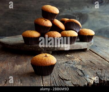 Muffin - deliziosi pasticcini. Delizioso dessert al tavolo - muffin fatti in casa. Cupcake porzionati. Muffin semplici. Foto Stock