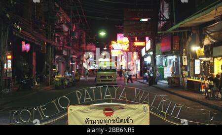 PATTAYA, TAILANDIA - 20 MARZO 2020: Empty Deserted Walking Street. Isolamento quarantena blocco. Epidemia di coronavirus sars-COV-2 covid-19 2019-ncov. Foto Stock