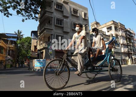 Calcutta, India. 29th Mar, 2020. (3/29/2020) alcune persone sono senza lavoro durante il blocco completo in tutto il paese a causa della pandemia di COVID19. Alcune organizzazioni governative e non governative che donano cibo a quelle persone che vivono nelle strade e che non sono in grado di guadagnare durante queste situazioni. È disponibile anche il servizio di consegna di alimenti e medicinali. Il reparto elettrico sta inoltre lavorando e gestendo le situazioni di interruzione dell'alimentazione durante la fase di blocco. (Foto di JIT Chattopadhyay/Pacific Press/Sipa USA) Credit: Sipa USA/Alamy Live News Foto Stock