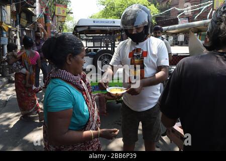 Calcutta, India. 29th Mar, 2020. (3/29/2020) alcune persone sono senza lavoro durante il blocco completo in tutto il paese a causa della pandemia di COVID19. Alcune organizzazioni governative e non governative che donano cibo a quelle persone che vivono nelle strade e che non sono in grado di guadagnare durante queste situazioni. È disponibile anche il servizio di consegna di alimenti e medicinali. Il reparto elettrico sta inoltre lavorando e gestendo le situazioni di interruzione dell'alimentazione durante la fase di blocco. (Foto di JIT Chattopadhyay/Pacific Press/Sipa USA) Credit: Sipa USA/Alamy Live News Foto Stock