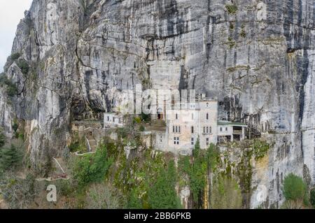 Veduta aerea della Grotta di Maria Magdalena in Francia, Plan D'Aups, il massiccio St.Baum, santo profumo, luogo famoso tra i credenti religiosi, il Foto Stock