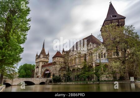 Castello di Vajdahunyad nel Parco della Città di Budapest Foto Stock