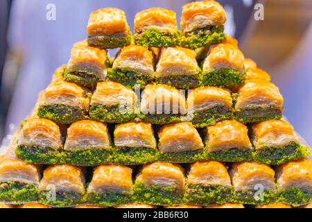 Il baklava su un mercato in Istanbul Foto Stock