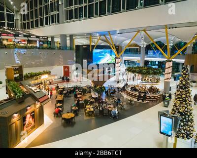 Istanbul, Turchia - Febbraio, 11 2020: Passeggeri nella sala di partenza dell'aeroporto IGA di Istanbul seduti nei caffè Burger Jack e Jackies, vista dall'alto Foto Stock