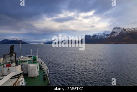 Naviga con una vecchia nave da carico e passeggeri lungo la costa norvegese Foto Stock