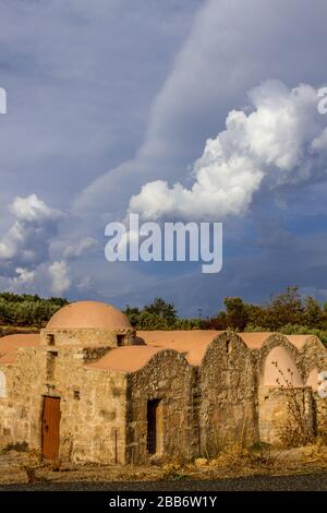 La basilica a tre navate di Agios Dimitrios, vicino al villaggio di Viran Episkopi, nella regione di Rethimno, isola di Creta, Grecia, Europa. Foto Stock