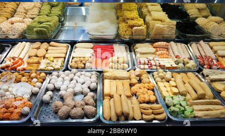Spuntini di layout bello in esposizione al mercato Asian Street food. Foto Stock