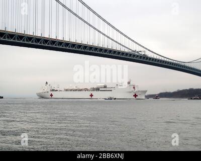New York, New York, Stati Uniti. 30th Mar, 2020. L'Ospedale Ship USNS Comfort arriva a New York. La navigazione USNS Comfort sotto il ponte Verrazano Narrows procede quindi per superare la Statua della libertà fino al molo 90 sul Westside of Manhattan Credit: Bruce Cottler/Globe Photos/ZUMA Wire/Alamy Live News Foto Stock