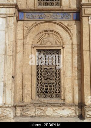 Una tradizionale finestra decorata in stile arabo con ornamenti all'esterno di una moschea del Cairo Foto Stock