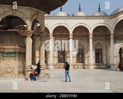 Cairo, Egitto, febbraio 2020 turisti scattare foto all'interno di una bella moschea tradizionale in c Foto Stock