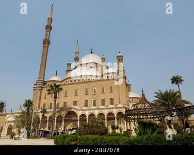 Cairo, Egitto, febbraio 2020 uno sguardo alla facciata anteriore della famosa moschea muhammad ali con grande il suo grande minareto al cairo Foto Stock