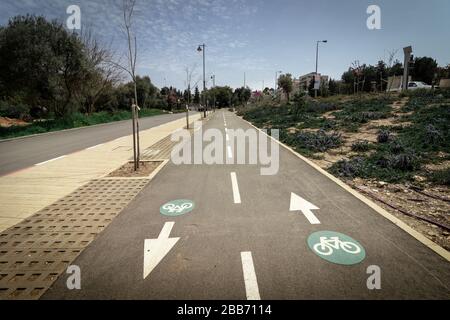 Bici vuota e percorsi pedonali, all'interno di una posizione che è solitamente affollata, il Corona Crisis 30-03-2020 Sacher Park, Gerusalemme, Israele. Foto Stock