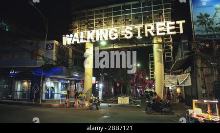 PATTAYA, TAILANDIA - 20 MARZO 2020: Empty Deserted Walking Street. Isolamento quarantena blocco. Epidemia di coronavirus sars-COV-2 covid-19 2019-ncov. Foto Stock