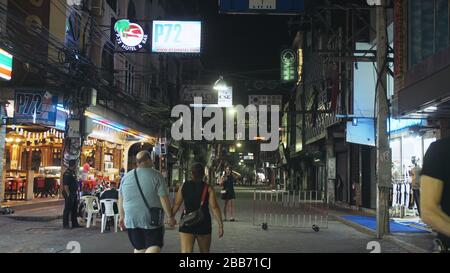 PATTAYA, TAILANDIA - 20 MARZO 2020: Empty Deserted Walking Street. Isolamento quarantena blocco. Epidemia di coronavirus sars-COV-2 covid-19 2019-ncov. Foto Stock